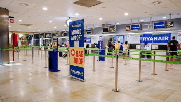 ep archivo   varios pasajeros en la cola de facturacion de los mostradores de ryanair en el