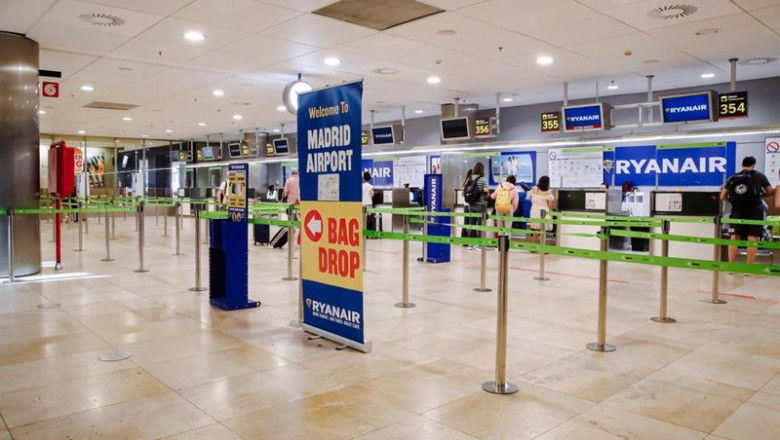 ep archivo varios pasajeros en la cola de facturacion de los mostradores de ryanair en el ep archivo varios pasajeros en la cola de facturacion de los mostradores de ryanair en el