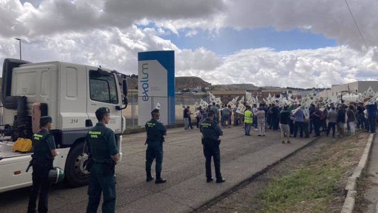 Camión parado a su salida de la CLH en Santovenia de Pisuerga por las protestas de agricultores y ganaderos. | EUROPA PRESS ep camion parado a su salida de la clh en santovenia de pisuerga por las protestas de agricultores y