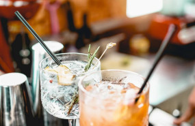 ep cocteles y gin tonic en un bar ep cocteles y gin tonic en un bar