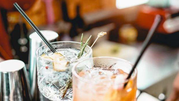 ep cocteles y gin tonic en un bar