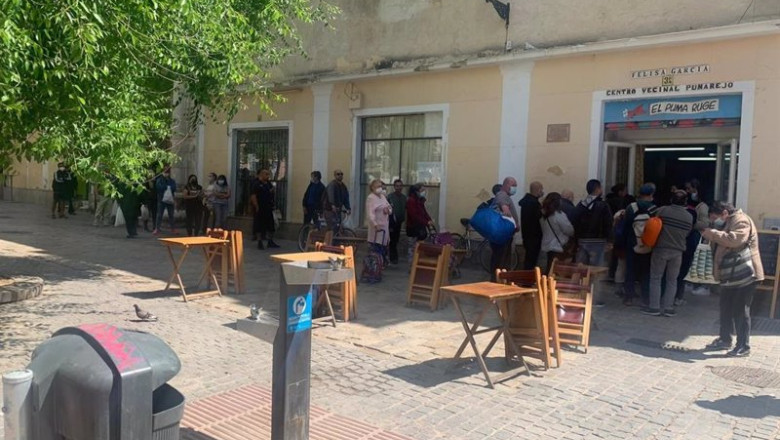 ep cola de personas que acuden al comedor social de la casa del pumarejo