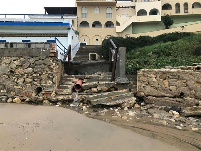 Destrozos por el temporal en playa de El Puerto | AYUNTAMIENTO DE EL PUERTO - Archivo ep destrozostemporalplayapuerto