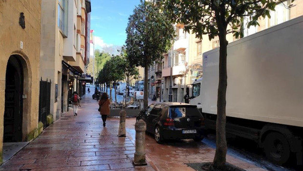 ep dia de sol y lluvia en oviedo en la calle san francisco junto al edificio historico de la