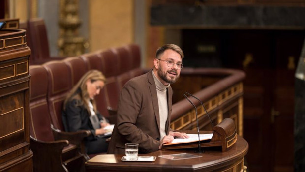 ep el diputado de compromis alberto ibanez durante una sesion plenaria en el congreso de los