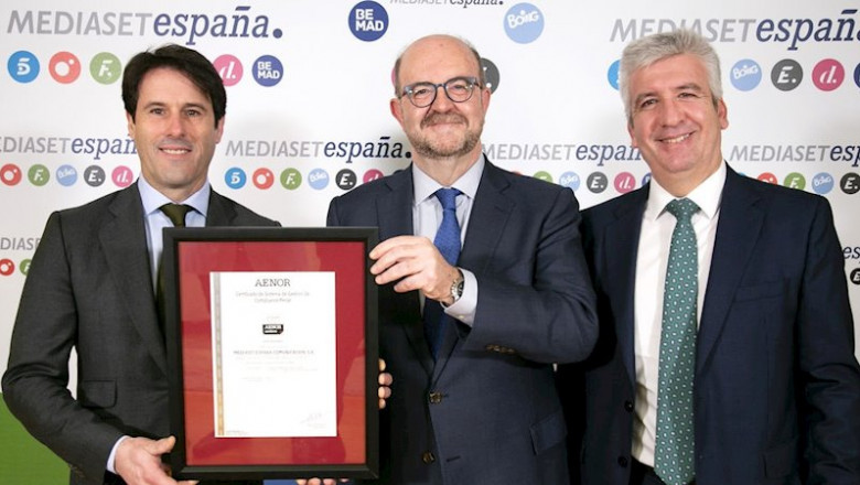 El director de Inteligencia y Vigilancia de Mercado de AENOR, Manuel Romero, y el director General Corporativo y director de Auditoría Interna de Mediaset España, Mario Rodríguez y Ángel Santamaría, respectivamente. | MEDIASET ESPAÑA ep el director de inteligencia y vigilancia de mercado de aenor manuel romero y el director general