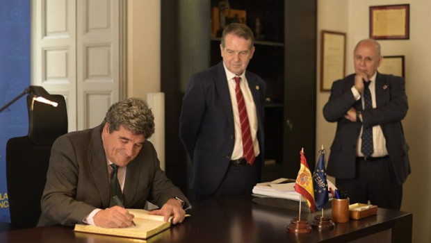 ep el ministro de inclusion seguridad social y migraciones jose luis escriva y el presidente de la