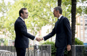 ep el presidente del gobierno pedro sanchez d saluda al ministro de economia comercio y empresa