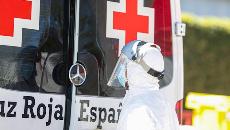ep imagen de archivo de una ambulancia de la cruz roja ep imagen de archivo de una ambulancia de la cruz roja