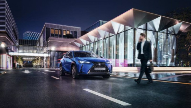 ep imagen de un vehiculo de lexus pasando por un peaton