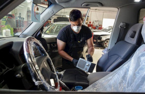 ep imagen de un vehiculo siendo desinfectado en un taller