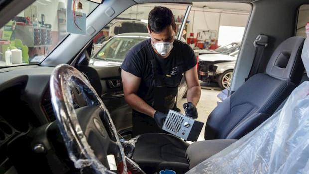 ep imagen de un vehiculo siendo desinfectado en un taller