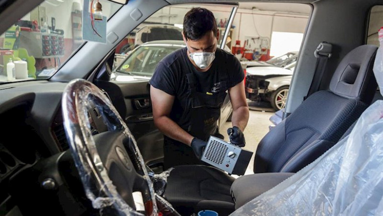 ep imagen de un vehiculo siendo desinfectado en un taller