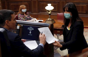 ep la diputada de junts per catalunya laura borras hace entrega de un documento a pedro sanchez tras