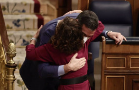 ep la ministra de hacienda maria jesus montero se abraza con el presidente del gobierno pedro