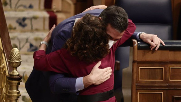 ep la ministra de hacienda maria jesus montero se abraza con el presidente del gobierno pedro