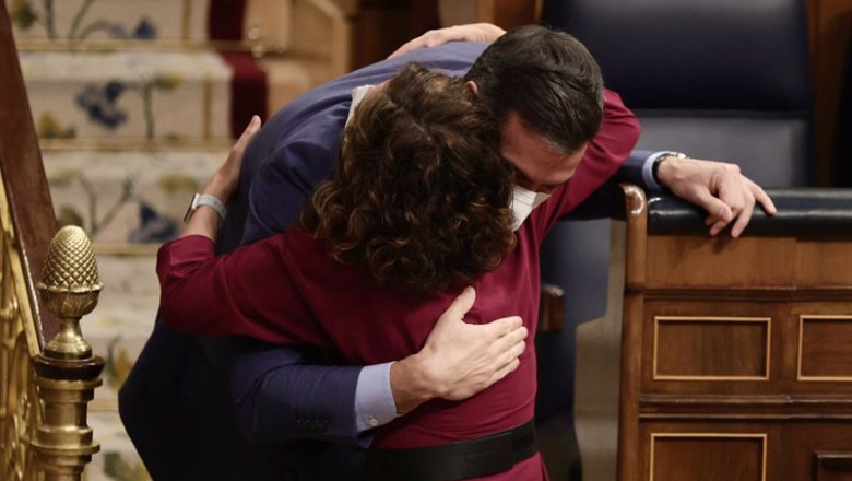 ep la ministra de hacienda maria jesus montero se abraza con el presidente del gobierno pedro ep la ministra de hacienda maria jesus montero se abraza con el presidente del gobierno pedro