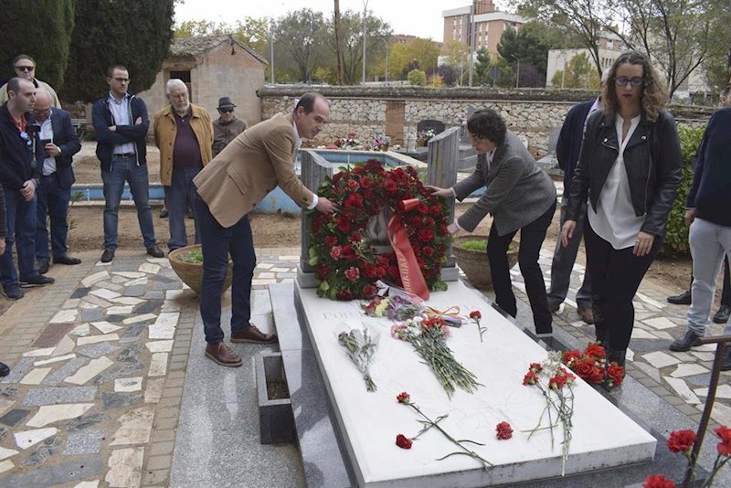 ep la ministra de trabajo en funciones magdalena valerio en el cementerio municipal de guadalajara