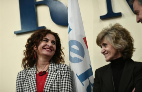 ep la ministrahacienda maria jesus montero sonrieexpresidentegobierno jose luis rodriguez zapatero anteatenta miradala ministrasanidad maria luisa carcedo duranteactoentregalos premios cermies 2018 ensede del