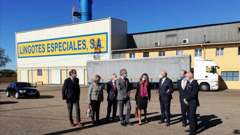 ep la secretaria de estado de comercio en el centro de la imagen en su visita a lingotes especiales