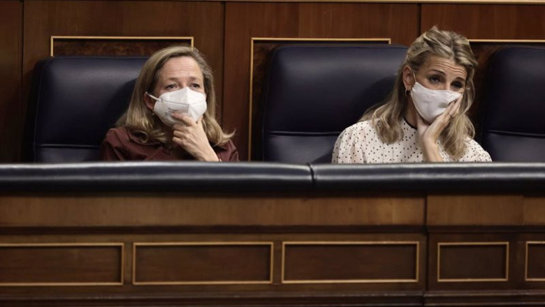La vicepresidenta primera y ministra de Asuntos Económicos, Nadia Calviño (i), y la vicepresidenta segunda del Gobierno y ministra de Trabajo, Yolanda Díaz, en una sesión de control en el Congreso de los Diputados, a 10 de noviembre de 2021, en Madrid, (E | Eduardo Parra - Europa Press ep la vicepresidenta primera y ministra de asuntos economicos nadia calvino i y la vicepresidenta 20211111121103