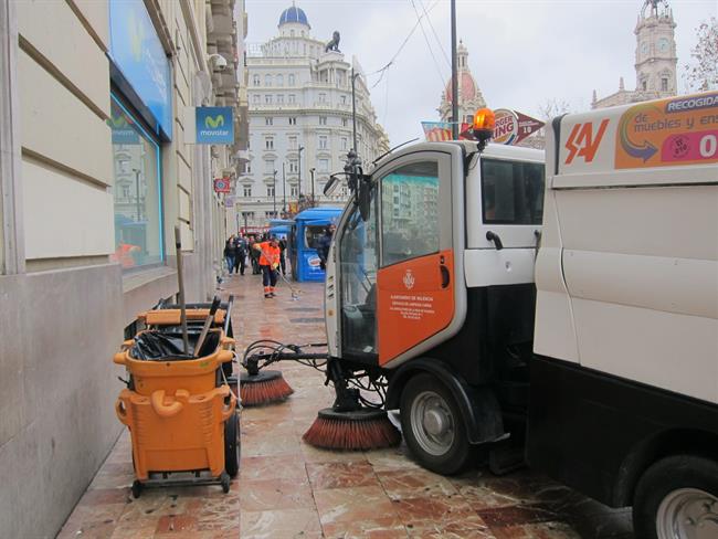 Limpieza tras una 'mascletà' en el Plaza del Ayuntamiento de València | Europa Press ep limpiezauna masclet enplazaayuntamientovalncia