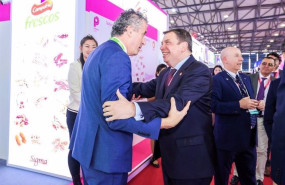 ep luis planas ministro de agricultura pesca y alimentacion derecha saluda al director de nuevos