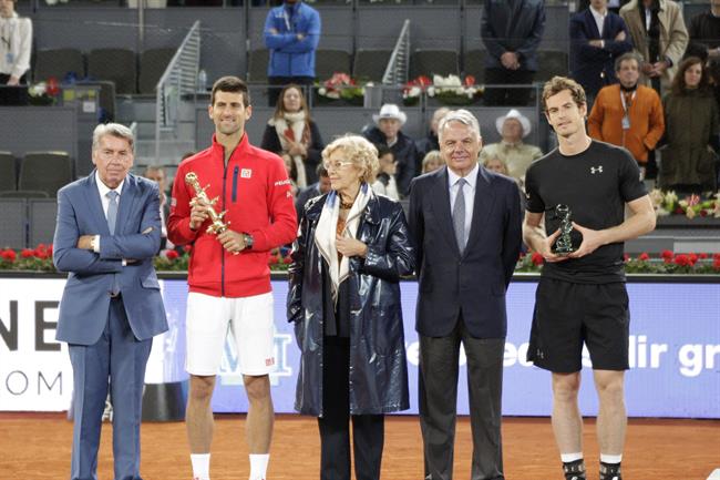 Manolo Santana, Novak Djokovic, Manuela Carmena y Andy Murray en el Mutua Open | EUROPA PRESS - Archivo ep manolo santana novak djokovic manuela carmenaandy murraymutua open