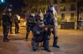 ep mossos d esquadra con pistolas de pelotas de goma durante la sexta jornada de protestas en