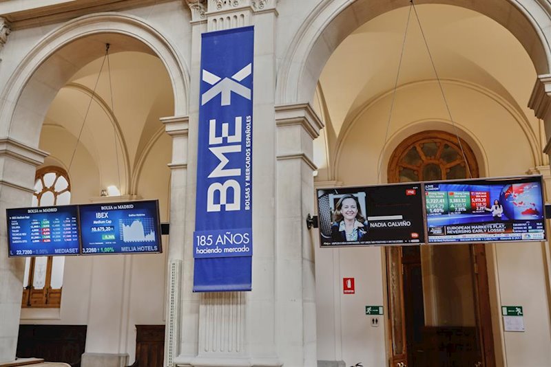 https://img3.s3wfg.com/web/img/images_uploaded/8/8/ep_paneles_informativos_con_los_graficos_colocados_en_el_interior_del_palacio_de_la_bolsa_en_madrid.jpg