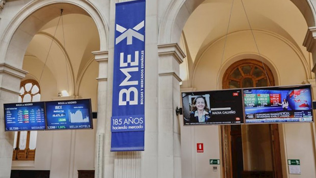 ep paneles informativos con los graficos colocados en el interior del palacio de la bolsa en madrid