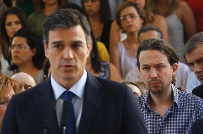 ep pedro sanchez y detras pablo iglesias