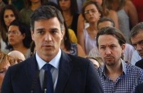 ep pedro sanchez y detras pablo iglesias