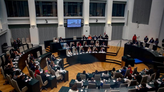 ep plenoayuntamientomadrid aplaudenuevo alcaldemadrid jose luis martinez-almeida despuesquetome posesionsu cargo durantesesionconstitucionayuntamientomadrid