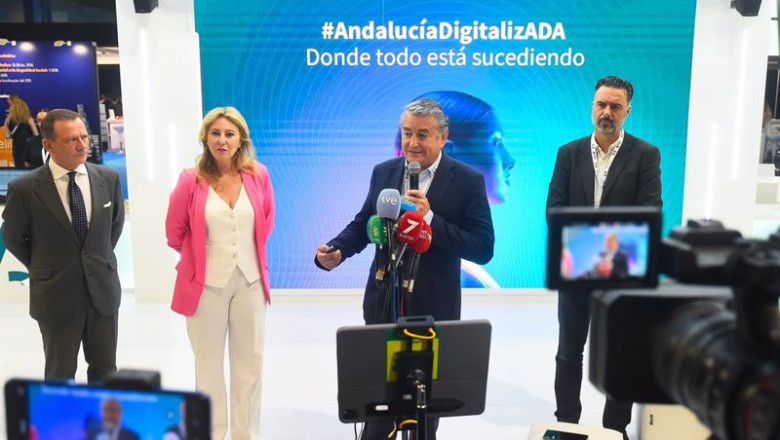 ep sanz ha informado durante su visita junto con carolina espana al estand de la junta de andalucia
