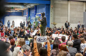 ep un activista del movimiento fridays for future toca con la guitarra una cancion durante una