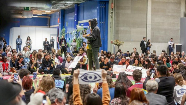 ep un activista del movimiento fridays for future toca con la guitarra una cancion durante una