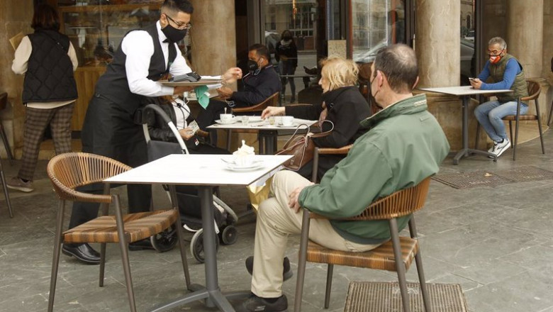 Un camarero de nacionalidad extranjera atiende a varios clientes en una terraza | Isaac Buj - Europa Press ep un camarero de nacionalidad extranjera atiende a varios clientes en una terraza
