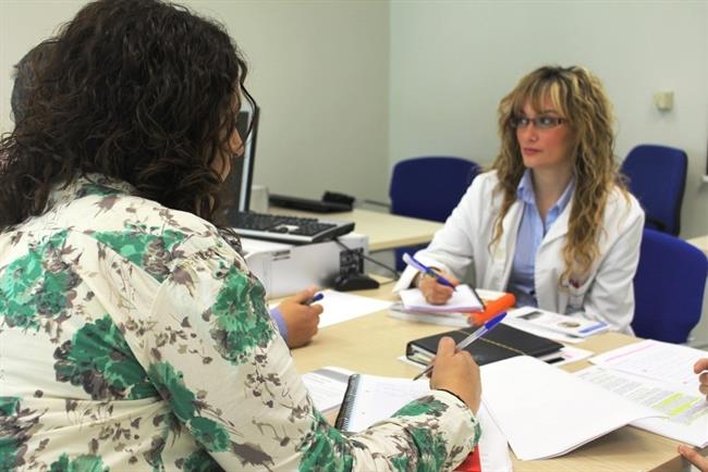Una Doctora Atiende A Una Paciente En Consulta | HOSPITAL DE TORREVIEJA ep una doctora atiendeuna pacienteconsulta