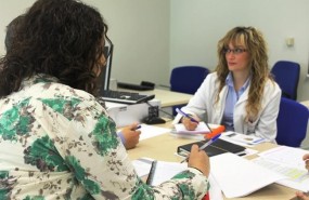 ep una doctora atiendeuna pacienteconsulta