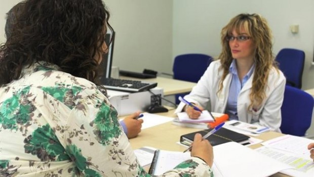 ep una doctora atiendeuna pacienteconsulta