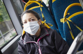ep una mujer con mascarilla en un autobus imagen de archivo
