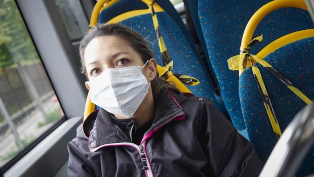 ep una mujer con mascarilla en un autobus imagen de archivo