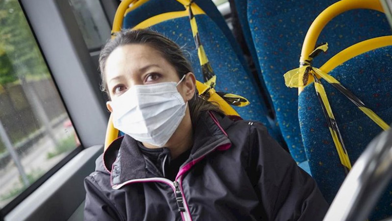 Una mujer con mascarilla en un autobús. Imagen de archivo. | Eduardo Sanz - Europa Press ep una mujer con mascarilla en un autobus imagen de archivo