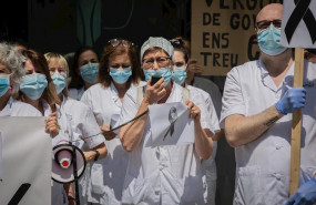 ep una sanitaria habla por un megafono junto a otros companeros de profesion a las puertas del