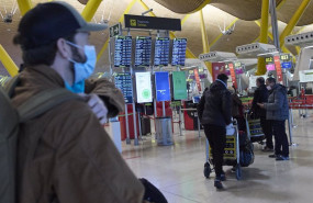 ep varias personas con maletas en el aeropuerto adolfo suarez madrid barajas a 5 de enero de 2022 en