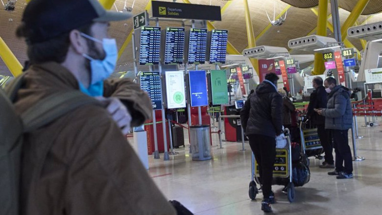 ep varias personas con maletas en el aeropuerto adolfo suarez madrid barajas a 5 de enero de 2022 en ep varias personas con maletas en el aeropuerto adolfo suarez madrid barajas a 5 de enero de 2022 en
