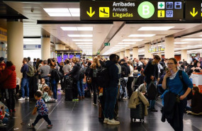 ep varias personas en el aeropuerto de barcelona el prat a 4 de noviembre de 2024 en la t 2 en el