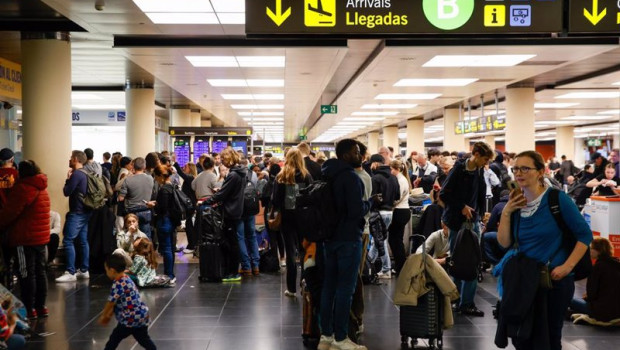 ep varias personas en el aeropuerto de barcelona el prat a 4 de noviembre de 2024 en la t 2 en el