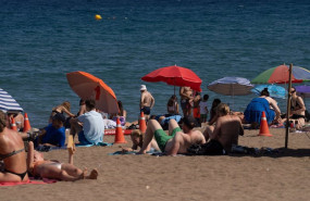 ep varias personas en la playa a 17 de julio de 2024 en barcelona catalunya espana